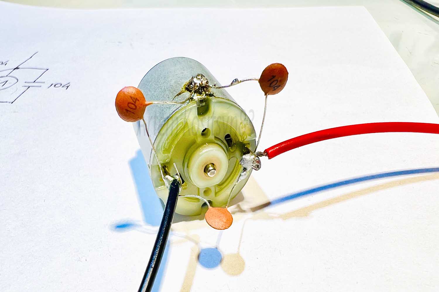 Read more about the article Why connect three capacitors to an electric motor
